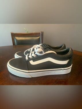 Vans Black and White Size 7.5